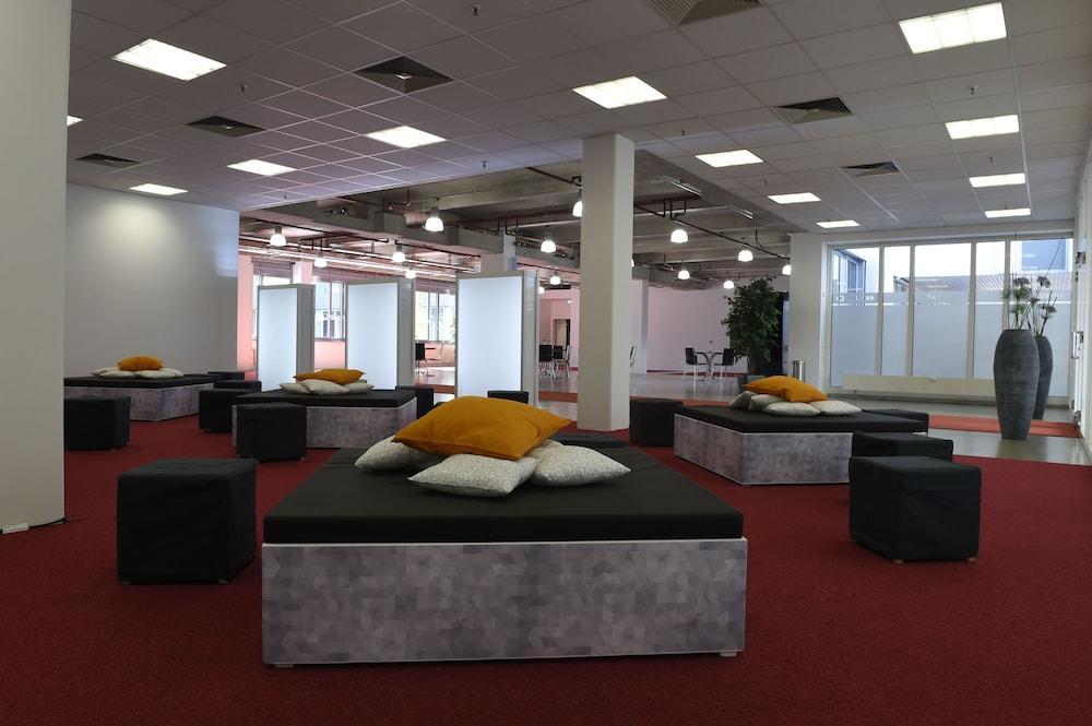 Globana Airport Hotel Шкойдиц Экстерьер фото