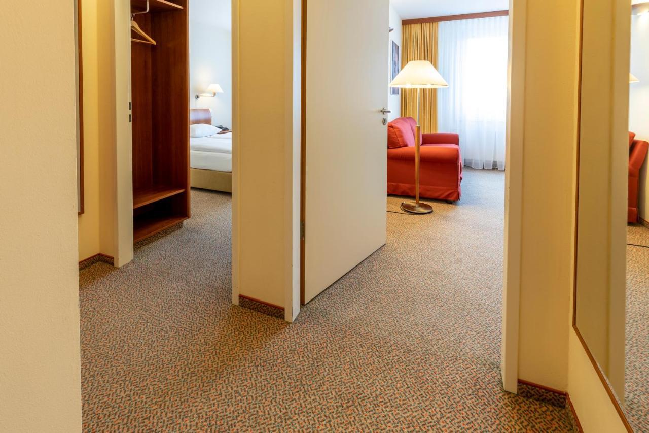 Globana Airport Hotel Шкойдиц Экстерьер фото