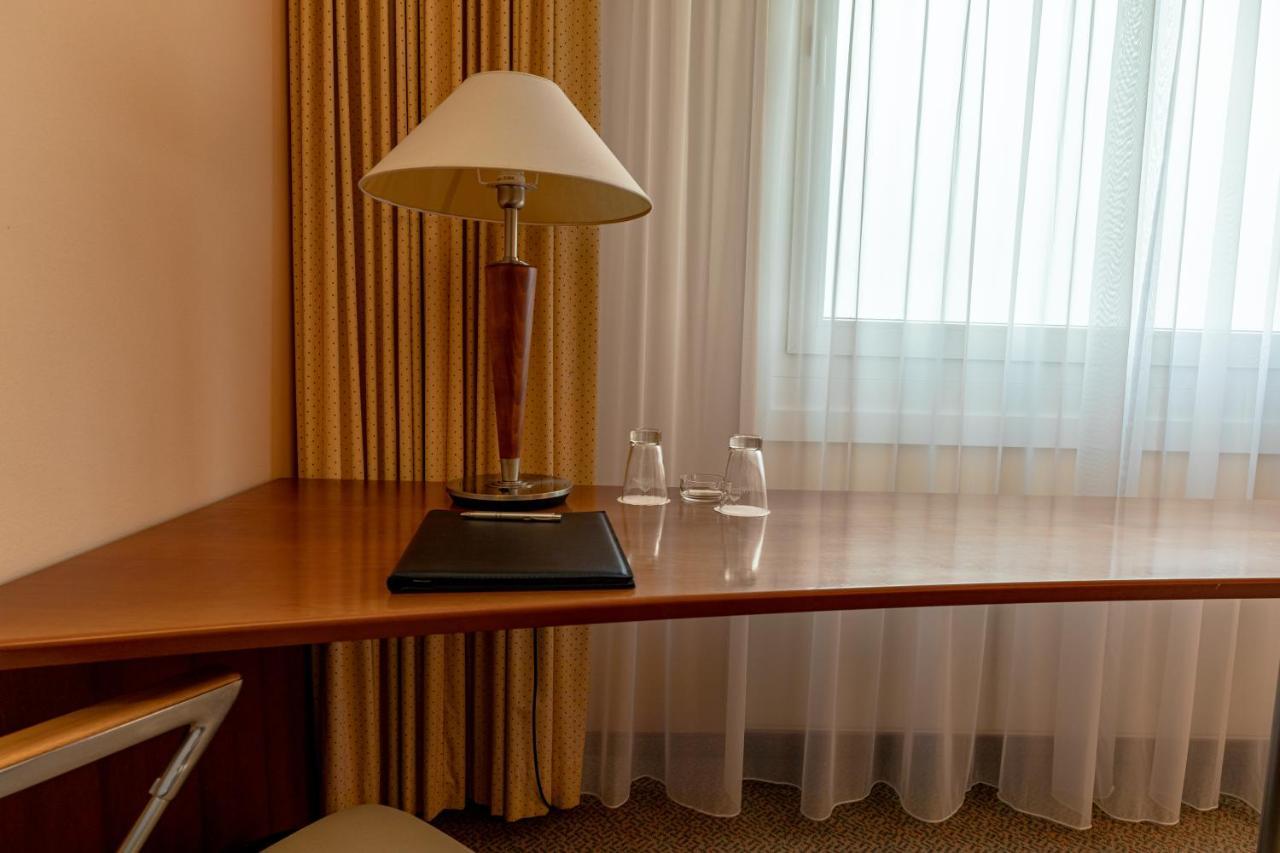 Globana Airport Hotel Шкойдиц Экстерьер фото